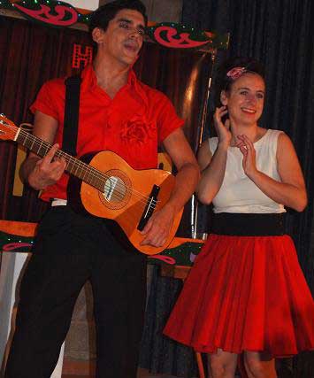 Maite Guevara y Mariano Di Franco durante la actuación en el Toki Eder de José C. Paz (foto EE)