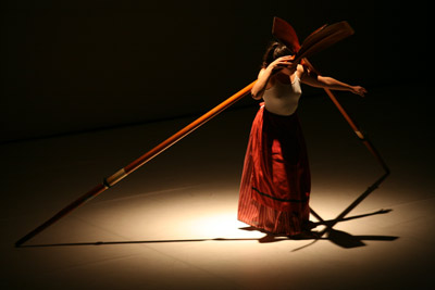 Un momento de la coreografía 'Batteleku batean', de Mikel Aristegui (foto Volker Roloff)