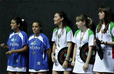 Argentina (blue) and Basque Country pilotaris (green) at the awards ceremony (photo WPC)