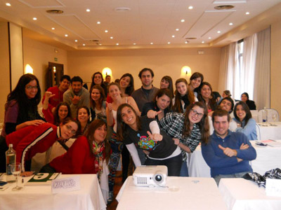 El pulgar hacia arriba se convirtió en el gesto identificativo de esta edición. Aquí, los jóvenes durante una de las sesiones de trabajo del curso de formación (foto Gaztemundu)