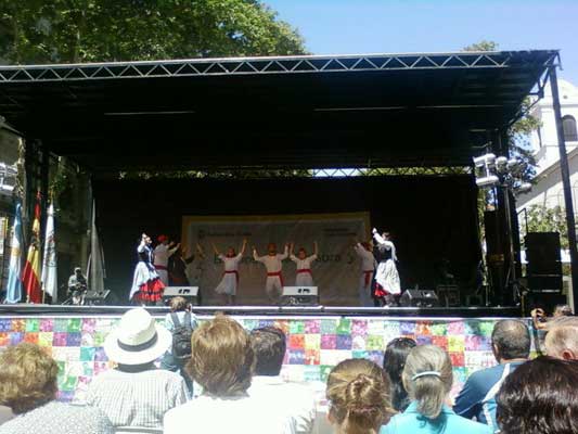 Dantzaris del Centro Navarro porteño en el 'Buenos Aires celebra España' (Foto NE)