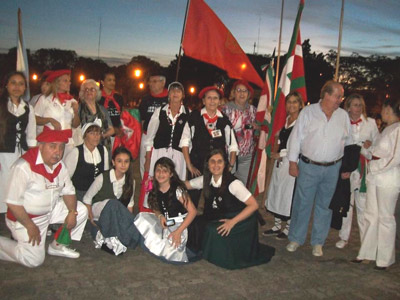 Integrantes del Centro Vasco de Salto durante las festividades del Día del Inmigrante (foto SaltokoEuskaldunenTaldea)