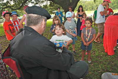 Los chicos y chicas de Gure Txoko 'alucinaron' con Olentzero (foto SydneyEE)