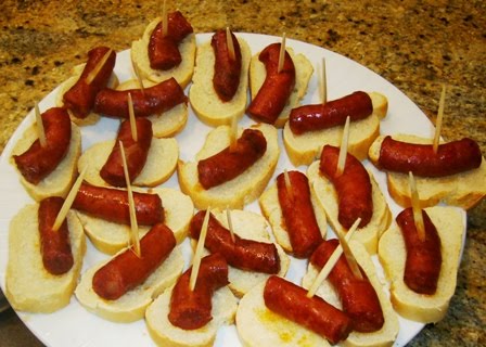 Los pintxos de txistorra constituyen una imagen típica de la fiesta de Santo Tomás