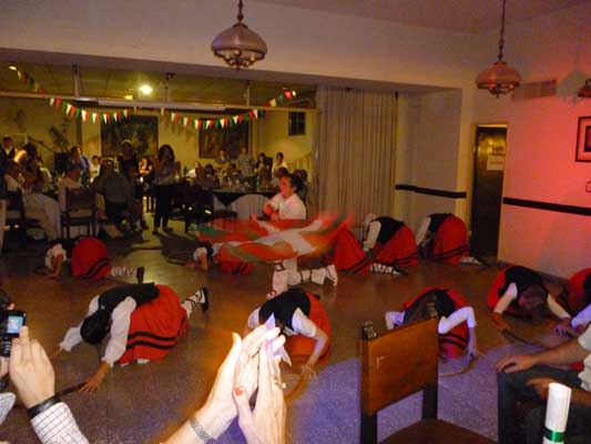 Los dantzaris presentaron el pasado domingo algunas de sus coreografías en la cena de fin de año del Lagun Onak de Pergamino (foto EuskalKultura.com)