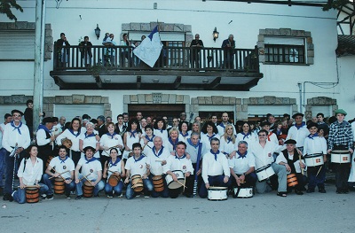 Los integrantes de la Tamborrada de Necochea del año 2011 posan en una foto de grupo en el patio del centro vasco (foto NecocheaEE)
