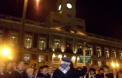 Iazko irudian, Madrilgo Euskal Etxeko korua Puerta del Sol gune ezagunean Santa Ageda eguneko koplak abesten (argazkia MadrilEE)