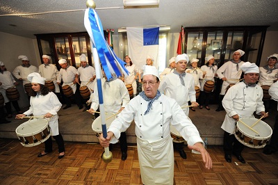 Un año más, el veterano Alfredo Jover se puso al frente de la tamborrada de la euskal etxea mexicana (foto MexikoEE)