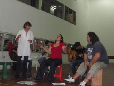 Mixu, el primero por la derecha, en plena actuación de MMX en Iparraldeko Euskal Etxea-Centro Vasco Francés de Buenos Aires apenas unas semanas antes de su fallecimiento (foto EuskalKultura.com)