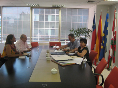 Reunión en la Delegación de Santiago: Imanol Carredano (presidente de 'Colectividad Vasca de Chile'), Kinku Zinkunegi (HABE) y la delegada Ana Urchuegia (foto HABE)