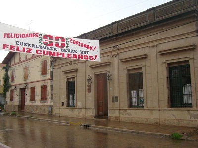 Hay muchas ganas de celebrar el aniversario en Arrecifes; en la imagen el centro vasco engalanado para la ocasión (foto ArrecifesEE)