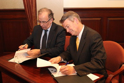 Guillermo Echenique, Secretary General of Foreign Action of the Basque Government and Brad Little, Idaho's Lieutenant Governor during the signing ceremony