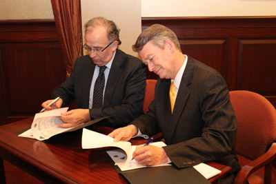 Guillermo Echenique, Secretario General de Acción Exterior del Gobierno Vasco, y Brad Little, Vicegobernador de Idaho, durante la firma del convenio