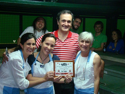 Las integrantes del equipo vencedor del concurso de pintxos de Eusko Etxea de Caracas, el Equipo Azpiritxaga - Barriola, posan con el presidente de la entidad, Pedro Javier Arriaga (foto CaracasEE)