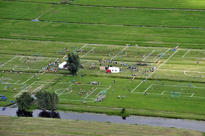 Los campos de fútbol del Polder Cup, atravesados por acequias y canales (foto Maider López)