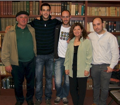 Ezkerretik eskubira Johnny Curutchet, Julio Soto eta Amets Arzallus bertsolariak, Edith Leni aditua eta Joseba Inaki Lopez de Luzuriaga, Stanfordeko Euskara eta Euskal Kultura irakaslea (argazkia SFBCC.us)