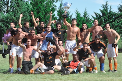 Los jugadores del Ataun posan con el trofeo que les acredita com jugadores de la Liga vascogermana, en Argentina (foto Vascogermana)