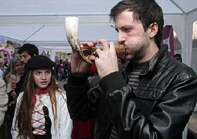 Gaspar Jaurena, miembro de Baietz, tocando la alboka (foto Baietz)