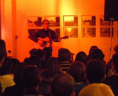 Imagen del concierto que ofreció Ruper Ordorika en sala MedienGalerie de Berlín (foto BerlinEE)