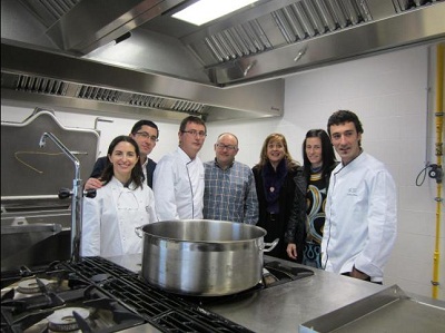 En el centro de la imagen, el cocinero Andoni Luis Aduriz; el director del Festival de Cine de San Sebastián Jose Luis Rebordinos y Aizpea Goenaga, directora del Instituto Vasco Etxepare