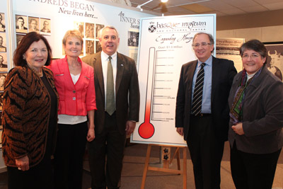 De izquierda a derecha Adelia Garro Simplot, mecenas del museo, Patricia Lachiondo, presidenta; Dave Bieter, alcalde de Boise, Guillermo Echenique y Patty Miller