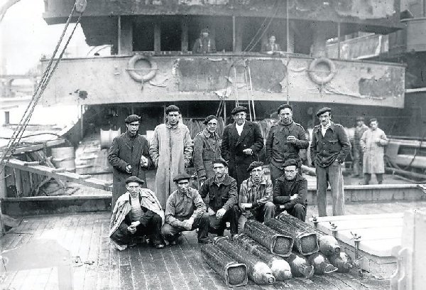 Tripulantes del bou 'Gipuzkoa' tras un combate; con gabardina larga, el comandante Galdós (foto Deia)