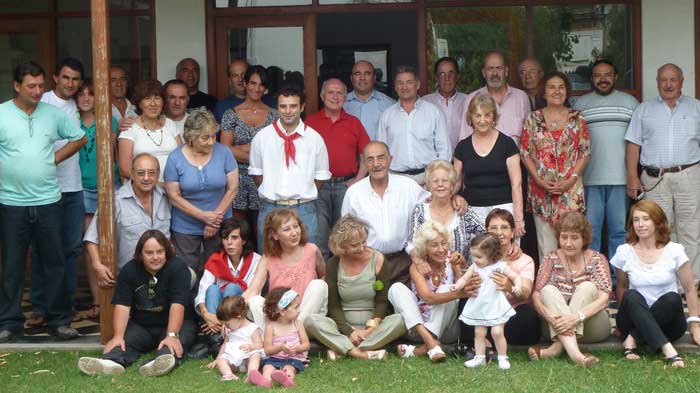 Elvira Cortajaren (sentada, en la fila inferior) junto a los integrantes del Centro Vasco Izatez Harro de Mar Chiquita, en Argentina