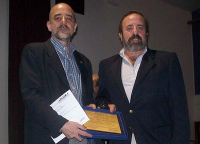 Fabio Echarri, left, receiving the award from the Association of Museum Directors in Argentina in 2010