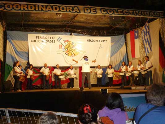 Los tamborreros del Euzko Etxea en la Fiesta de Colectividades de Necochea (foto EE)