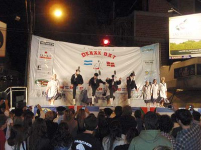 Los dantzaris de Cañuelas presentaron su versión de Batelera en el Encuentro de Dantzaris 2011 (foto EuskalKultura.com)