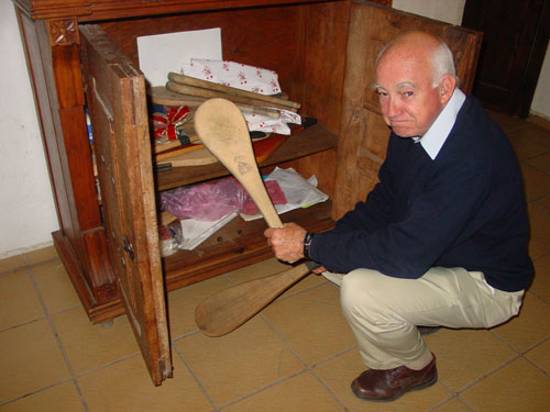 Aficionado a la pelota y a numerosos aspectos de la cultura vasca, imagen de Yon de Luisa en su casa de Celaya (foto EuskalKultura.com)