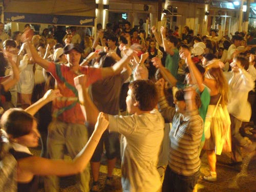 Dantzaris bailando por las calles de Cañuelas en una edición anterior del Encuentro de Dantzaris y celebración de Aberri Eguna que con gran éxito organiza cada año la euskal etxea cañuelense (foto EuskalKultura.com)