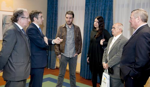 El lehendakari, acompañado por Guillermo Echenique y Julián Celaya, recibió poco antes de la reunión a los tres representantes de las euskal etxeas, Aitor Arruti (Barcelona), Adelaide Daraspe (Quebec) y Ricardo Basterra (Argentina)