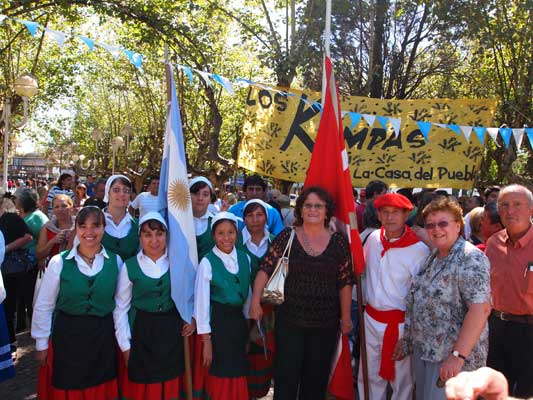 Delegación del centro vasco Toki Eder en la celebración por el Bicentenario de la Bandera Nacional Argentina (foto EE)