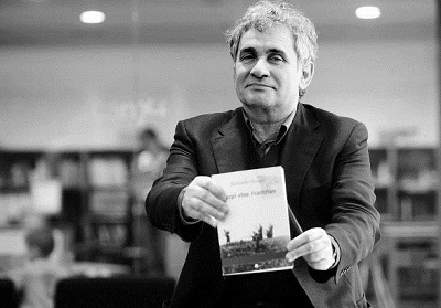 Bernardo Atxaga, presentando 'Zazpi etxe Frantzian' en Pamplona en 2009 (foto NoticiasNavarra)