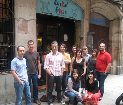En el taller de 2008, también en Barcelona, irakasles de Madrid, Barcelona y Valencia junto a Kinku Zinkunegi, coordinador de Euskara Munduan (foto HABE)