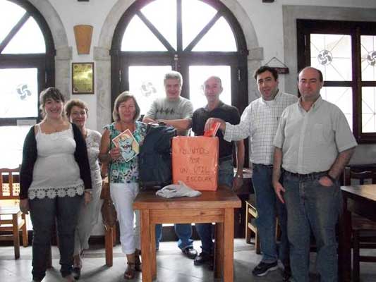 El 25 de febrero, el centro vasco chascomunense entregó el material escolar recolectado a representantes del Consejo Escolar local
