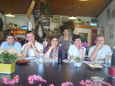 Representantes de centros vascos de Francia en la reunión de Aldude en agosto del 2011; el segundo por la izquierda es David Mugica, presidente de la euskal etxea bordelesa