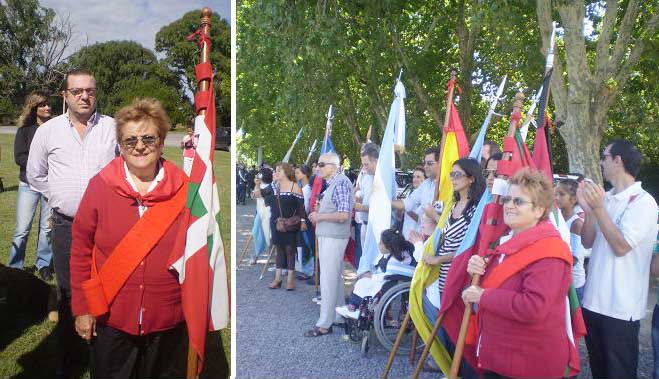 Margarita Galarza Azulgo Gure Txokoa euskal etxeko banderaduna ikurrinarekin Argentinako banderaren Bigarren Mendeurreneko ospakizunetan (argazkia EE)