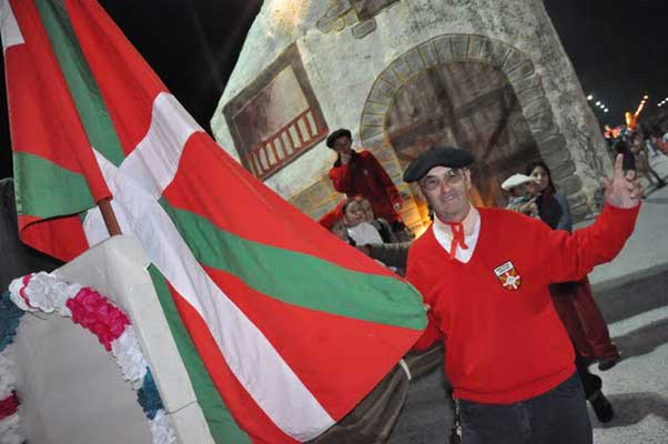 Carroza "Baserri" presentada por el Gure Etxe Maitea (foto Infoeme Diario On Line de Olavarria)