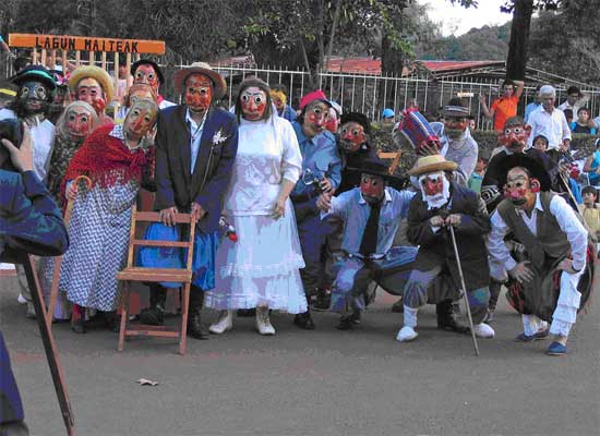El grupo de teatro 'Lagun Artean' en la fiesta patronal de Corpus Christi, en una imagen de archivo (fotoEE)