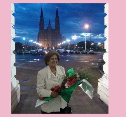 María Rosa Ibarguren de Macuso en la entrada del Palacio Municipal, tras recibir su merecida distinción (fotoEE)