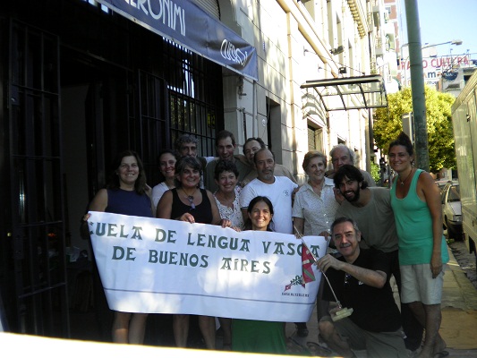 Llevando a cabo el traslado: Algunos socios y profesores de Euskaltzaleak comenzando la mudanza a la nueva sede (foto EE)