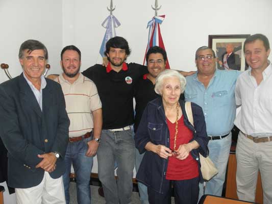 Miembros del centro Gure Ametza junto al director del Centro Cívico de Río Cuarto, Walter Páez (foto EE)
