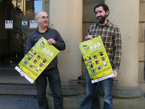 Manuel Moreno, de Topagunea, y el director de cine Jon Garaño, autor de uno de los cortos del circuito, en la presentación (foto Topagunea)