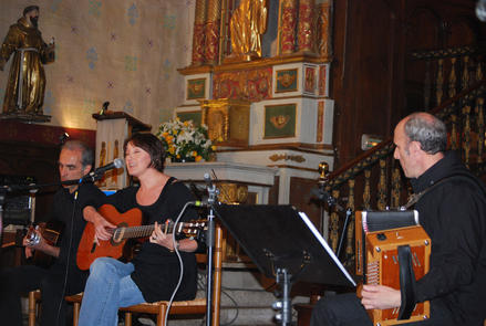 Maddi Zubeldia accompanied by Xano Urtxegi and Txomin Arizaga (photo Maite Deliart-Eke.org)