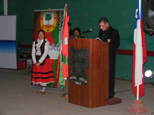 Manuel Huarte de Salazar, en una de las intervenciones de Euskal Jaia, la velada del Centenario; junto a él, Maritxu Bastarrica, quien con su hermana Maite dirige el grupo dantzari 'Itxaropen gaztea' de Santiago (foto EuskalKultura.com)