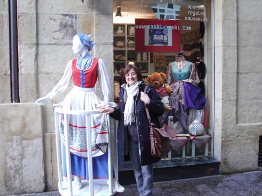 Magdalena Mignaburu en una tradicional tienda de trajes y recuerdos de la Parte Vieja donostiarra (foto cortesía de Magdalena Mignaburu)