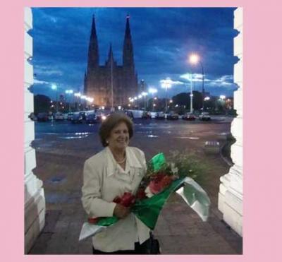 Maria Rosa Ibarguren de Macuso Udaletxeko atarian, saria hartu zuen egunean, martxoaren 12an (argazkia EE)