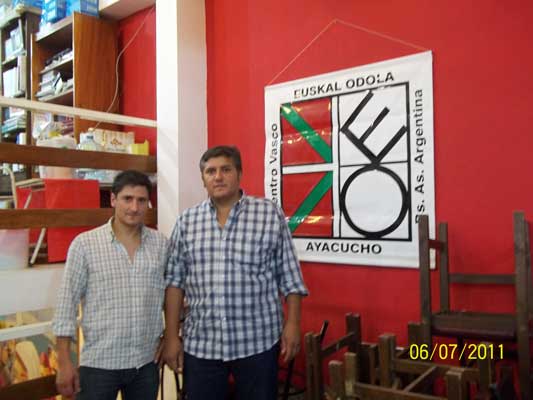 Euskal Odola de Ayacucho celebró el pasado domingo su campeonato de mus. En la foto, Marcos Urra y Marcos Lopepe, responsables del mus del centro, en la actual sede de la institución, a medidados del pasado año (fotoEE)